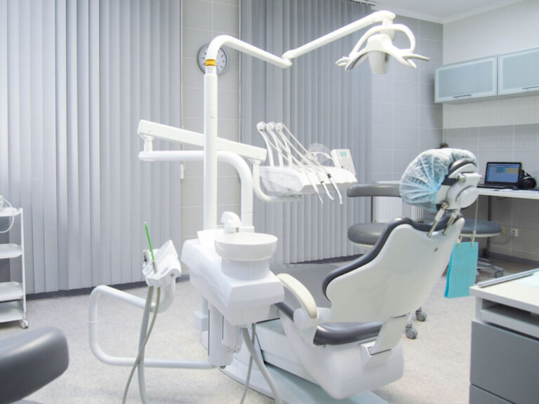 Обращение рассмотрено. Заявительнице дана консультация о возможностях получения бесплатной стоматологической помощи в Калининграде при отсутствии регистрации в областном центре