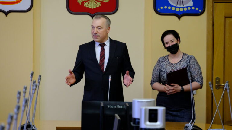 Поздравление принимают женщины