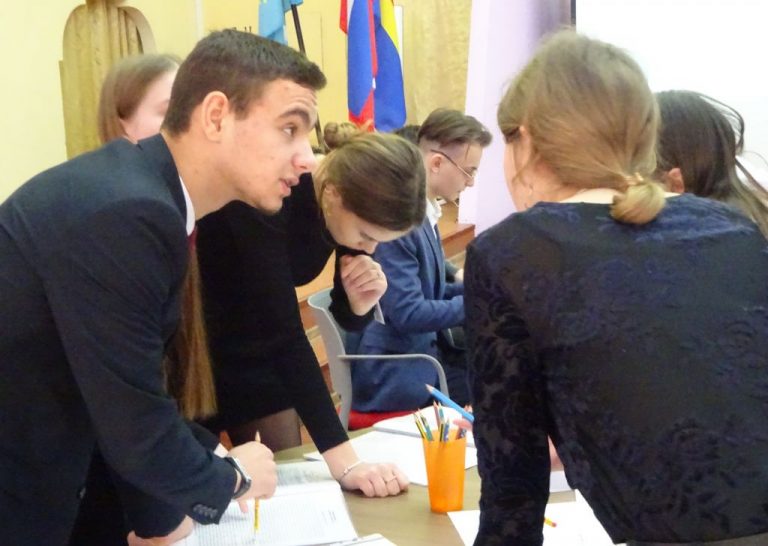 В рамках Единого урока прав человека школьники примерили на себя  роли судей и законодателей