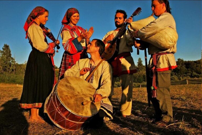 Правительство РФ утвердило концепцию сохранения обычаев, традиций и сказок