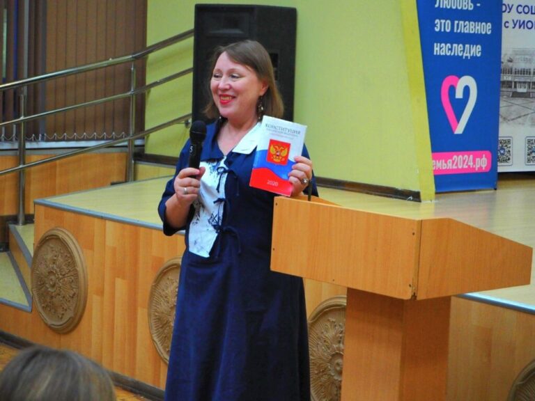 Сотрудники Аппарата Уполномоченного по правам человека в Калининградской области  провели в школе №6 Калининграда инсценированный Гражданский форум по вопросам защиты семьи и детства