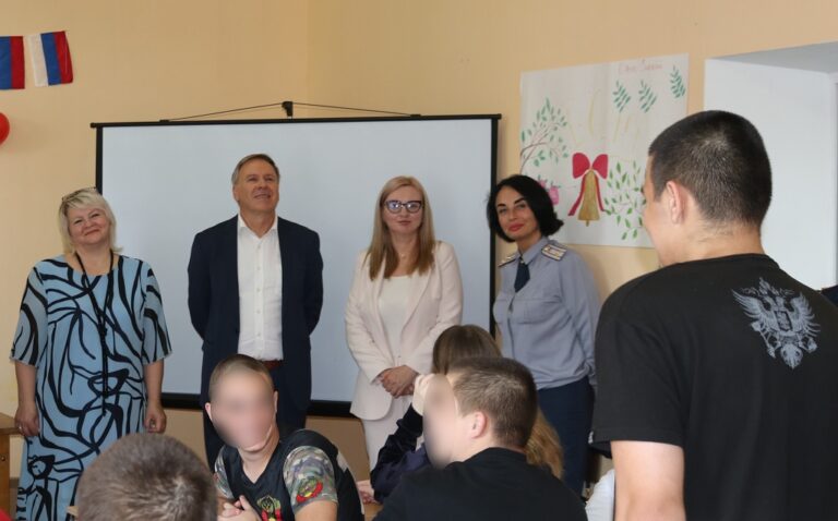 Уполномоченный по правам человека поздравил с началом учебного года несовершеннолетних, содержащихся в следственном изоляторе при ИК-4