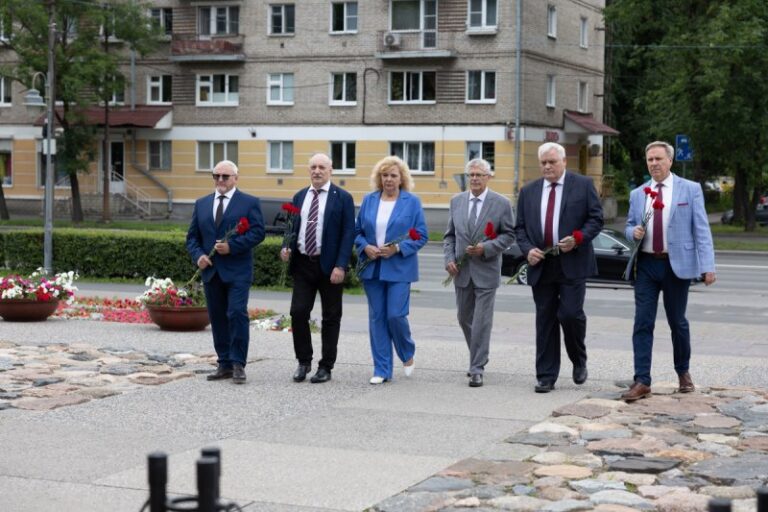 Уполномоченные по правам человека в СЗФО возложили цветы к Вечному огню в Пскове